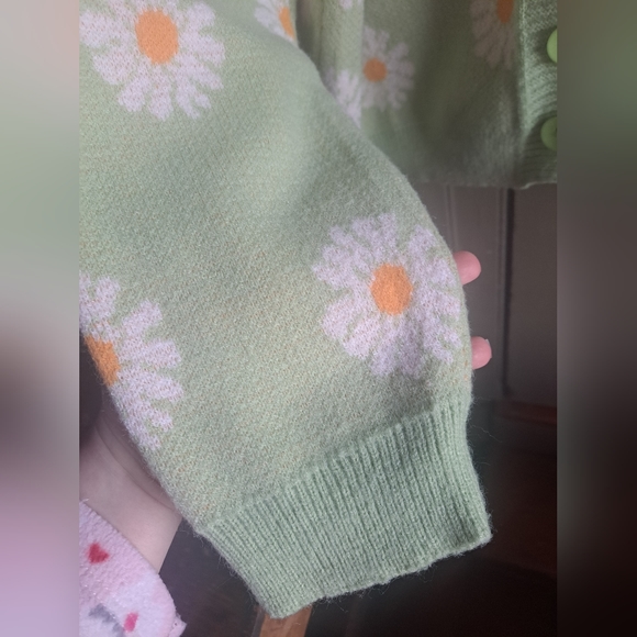 Amazon Women Y2K Daisy knit cardigan, in lime green. One size. - Picture 6 of 8